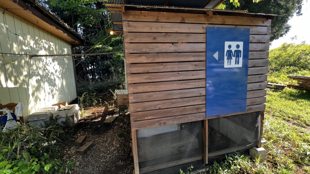 キャンプベース安中榛名の男性用トイレ